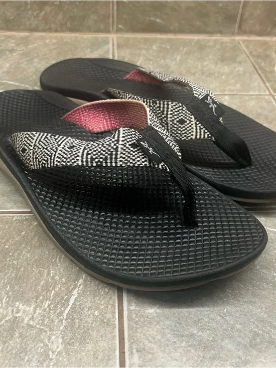 Chaco Women's 7 Black Classic Flip Sandals with Pink Accent Straps - Picture 5 of 9